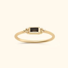 Gold plated brass ring met rechthoekige smoky quartz steen – Louise Smoky Baguette Ring, een elegante en tijdloze damesring.